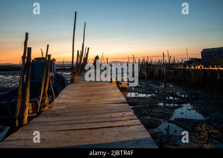 Porto Palafita da Carrasqueira, bekannt als „Cais Palafitico da Carrasqueira“ oder „Carrasqueira Palafitic Pier“, die sich auf Holzstelzen verzahnung Stockfoto