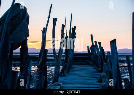 Porto Palafita da Carrasqueira, bekannt als „Cais Palafitico da Carrasqueira“ oder „Carrasqueira Palafitic Pier“, die sich auf Holzstelzen verzahnung Stockfoto