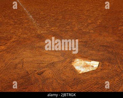 Baseballspiel-Heimplatte in frischem Schmutz auf einem Ball-Diamanten für den Wettbewerb in einem Spiel Scoring Stockfoto