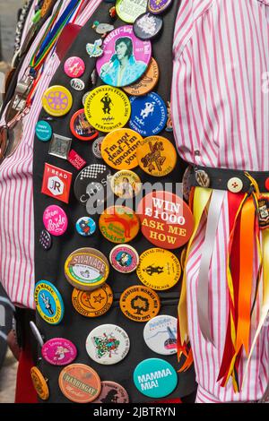 England, Kent, Rochester, Detail of Morris Dancers Badges beim jährlichen Sweeps Festival Stockfoto