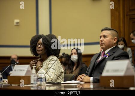 Washington, Usa. 08.. Juni 2022. Zeneta Everhart, die Mutter von Zaire Goodman, die bei den Schießerei in Buffalo, New York, verletzt wurde, wartet auf eine Anhörung des Ausschusses für Aufsicht und Reform des Repräsentantenhauses über Waffengewalt auf dem Capitol Hill in Washington, DC am Mittwoch, den 8. Juni 2022. Pool Foto von Jason Andrew/UPI Kredit: UPI/Alamy Live News Stockfoto