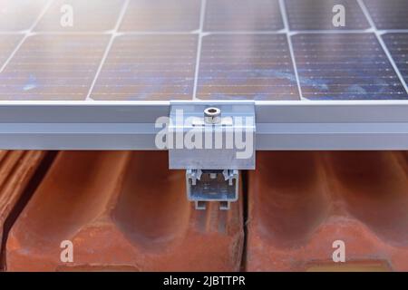 Montagehalterung für Solarpaneelhalter an Dachziegel Stockfoto