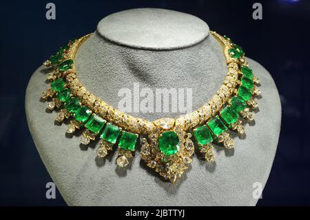 New York, USA. 08.. Juni 2022. Cartier Smaragd-Halskette auf der Ausstellung in Sotheby's New York am 8. Juni 2022. (Foto von Stephen Smith/SIPA USA) Quelle: SIPA USA/Alamy Live News Stockfoto