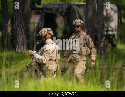 Hohenfels, Deutschland. 08.. Juni 2022. US-Soldaten stehen bei einer multinationalen Übung auf dem Hohenfels Trainingsgelände zusammen. Quelle: Nicolas Armer/dpa/Alamy Live News Stockfoto