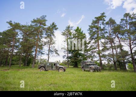 Hohenfels, Deutschland. 08.. Juni 2022. Zwei US Army Humvees stehen bei einer multinationalen Übung auf dem Hohenfels Trainingsgelände zusammen. Quelle: Nicolas Armer/dpa/Alamy Live News Stockfoto