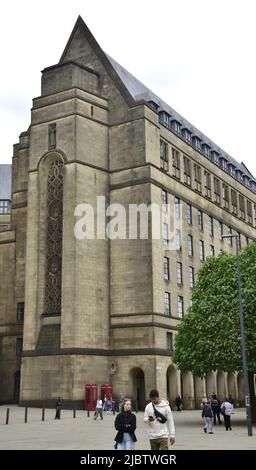 Manchester, Großbritannien, 8.. Juni 2022. Die Menschen gehen an der Rathauserweiterung, dem St. Peter's Square, dem heutigen Hauptquartier des Stadtrats von Manchester, England, Großbritannien und den Britischen Inseln vorbei. Erbringung von Dienstleistungen durch die lokale Regierung. Die drei lokalen Regierungsgewerkschaften Unite, UNISON und GMB haben eine Gehaltsforderung für Mitarbeiter in England, Wales und Nordirland eingereicht, um eine Gehaltserhöhung von jeweils £2.000 bzw. die derzeitige RPI-Rate (derzeit 11,1 %) zu erhalten, je nachdem, welcher Wert für jeden Einzelnen höher ist. Quelle: Terry Waller/Alamy Live News Stockfoto