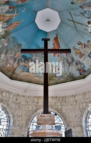 Magellans Kreuz ist ein christliches Kreuz, das von portugiesischen und spanischen Forschern gepflanzt wurde, wie es Ferdinand Magellan bei seiner Ankunft in Cebu auf der Phili angeordnet hatte Stockfoto