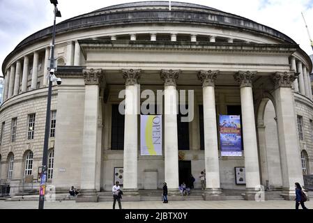 Manchester, Großbritannien, 8.. Juni 2022. Die Zentralbibliothek, die vom Stadtrat von Manchester, England, Großbritannien und den Britischen Inseln verwaltet wird. Erbringung von Dienstleistungen durch die lokale Regierung. Die drei lokalen Regierungsgewerkschaften Unite, UNISON und GMB haben eine Gehaltsforderung für Mitarbeiter in England, Wales und Nordirland eingereicht, um eine Gehaltserhöhung von jeweils £2.000 bzw. die derzeitige RPI-Rate (derzeit 11,1 %) zu erhalten, je nachdem, welcher Wert für jeden Einzelnen höher ist. Quelle: Terry Waller/Alamy Live News Stockfoto