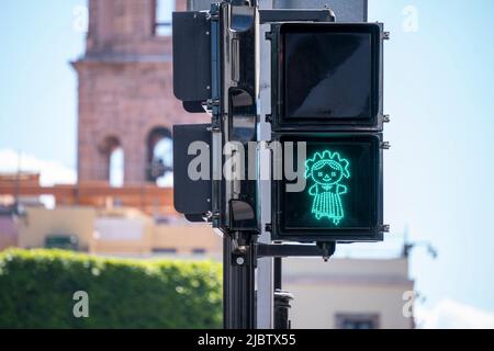 Einzigartige Ampeln in Queretaro City, Mexiko. Stepping Girl namens Queretana ist ein Feature von Queretaro Stockfoto