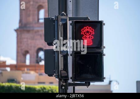 Einzigartige Ampeln in Queretaro City, Mexiko. Stepping Girl namens Queretana ist ein Feature von Queretaro Stockfoto