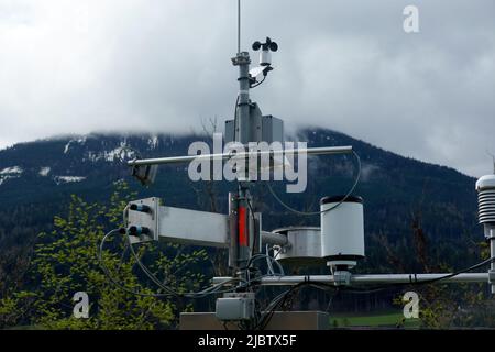 Meteorologische Station zum Messen, Aufzeichnen und Übertragen von Wetterdaten wie windgeschwindigkeit, Temperatur und Niederschlagsmenge. Stockfoto