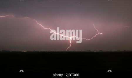 Starker Blitzschlag bei starkem Regen in der Nacht Stockfoto
