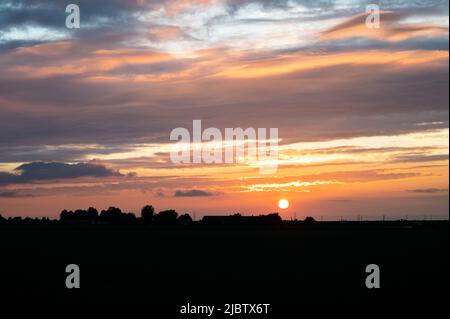 Pastellfarbene Wolken am Himmel während des Sonnenuntergangs Stockfoto