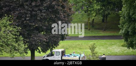 Manchester, Großbritannien, 8.. Juni 2022. Ansicht von oben. Ein Müllsammler sammelt Müll im Ardwick Green Park, der dem Manchester City Council, England, Großbritannien, den Britischen Inseln gehört. Erbringung von Dienstleistungen durch die lokale Regierung. Die drei lokalen Regierungsgewerkschaften Unite, UNISON und GMB haben eine Gehaltsforderung für Mitarbeiter in England, Wales und Nordirland eingereicht, um eine Gehaltserhöhung von jeweils £2.000 bzw. die derzeitige RPI-Rate (derzeit 11,1 %) zu erhalten, je nachdem, welcher Wert für jeden Einzelnen höher ist. Quelle: Terry Waller/Alamy Live News Stockfoto