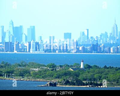 Verschwommener Blick auf Lower Manhattan, Brooklyn und Sandy Hook Light im Vordergrund, vom Mount Mitchill, Atlantic Highlands, New Jersey -06 Stockfoto