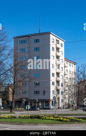 Munkkiniemen portti. Wohngebäude, entworfen von U.G. Linnapuomi (1937), im finnischen Munkkiniemi-Viertel von Helsinki. Stockfoto