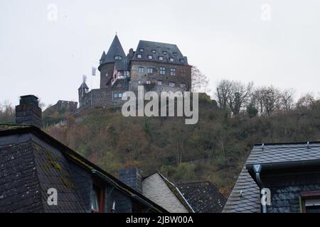 Burg Stahleck, eine Burg über der Stadt Bacharach, Deutschland an einem Herbsttag. Stockfoto