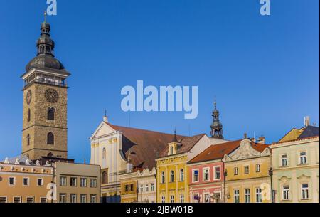 Farbenfrohe Häuser und der historische schwarze Turm in Ceske Budejovice, Tschechien Stockfoto