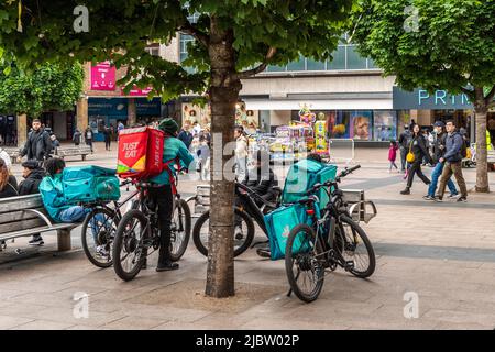 Deliveroo und Just Eat Delivery Riders in Broadgate, Coventry, West Midlands, Großbritannien. Stockfoto