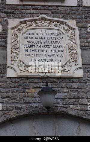 Die alte Gedenktafel, die eine kleine Geschichte eines Teils des Bauwerks darstellt, das in Erinnerung an die Familie Cantacuzino gebaut wurde Stockfoto