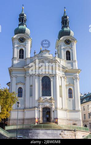 Historische Kirche der Heiligen Maria Magdalena im Zentrum von Karlovy Vary, Tschechische Republik Stockfoto