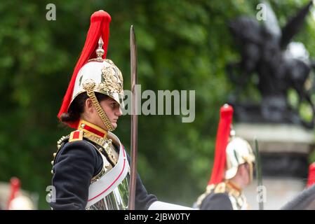 Weibliche Soldatin der Blues und Royals der Household Cavalry bei der Parade der Queen's Platinum Jubilee Pageant in der Mall, London, Großbritannien. Stockfoto