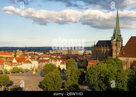 Blick vom peters auf den Domplatz, den Dom und die severi-Kirche in Erfurt Stockfoto