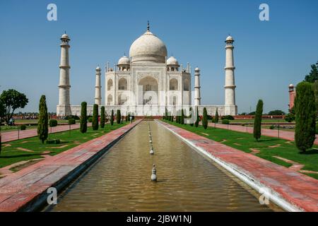 Das Taj Mahal Vorderansicht, Agra, Uttar Pradesh, Indien. UNESCO-Weltkulturerbe. Sieben Wunder der Welt Taj Mahal, ein zeitloses Wunder. Stockfoto