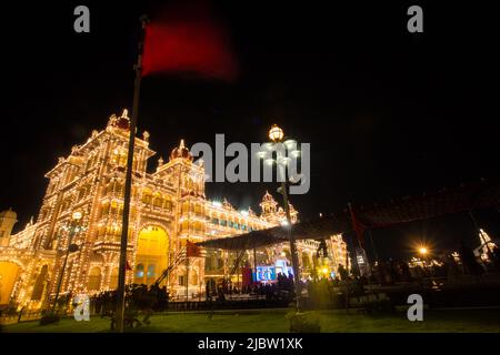 Voll erleuchteter großer Mysore Palast während der Dasara (Vijaya Dashami) Festivals, Mysuru, Karnataka, Indien Stockfoto