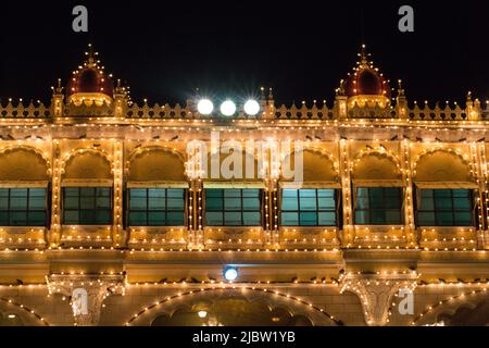 Nahaufnahme des vollständig beleuchteten großen Mysore Palastes während des Dasara (Vijaya Dashami) Festivals, Mysuru, Karnataka, Indien Stockfoto