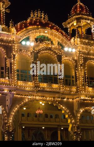 Nahaufnahme des vollständig beleuchteten großen Mysore Palastes während des Dasara (Vijaya Dashami) Festivals, Mysuru, Karnataka, Indien Stockfoto