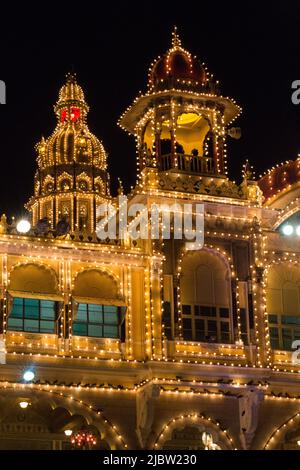 Nahaufnahme des vollständig beleuchteten großen Mysore Palastes während des Dasara (Vijaya Dashami) Festivals, Mysuru, Karnataka, Indien Stockfoto