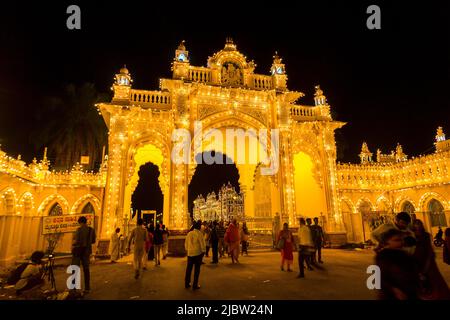 Der Eingang des großen Mysore Palastes wurde während des Dasara (Vijaya Dashami) Festivals, Mysuru, Karnataka, Indien, vollständig beleuchtet Stockfoto