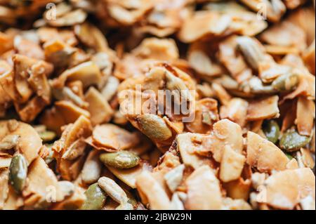 Gesunde Snacks aus Kokosnuss und Samen Stockfoto