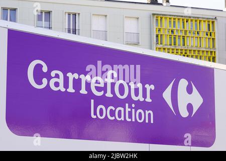 Bordeaux , Aquitaine Frankreich - 05 21 2022 : carrefour Standort-Logo Marke und Text-Zeichen auf Panel van Vermietung LKW Stadt Hypermarkt-Kette Stockfoto