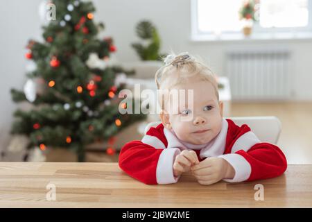 Taubes Kind Mädchen mit Cochlea-Implantat auf Wohnzimmer mit weihnachtsbaum kopieren Raum und Ort für die Werbung - Taubheit Vielfalt und innovativ Stockfoto
