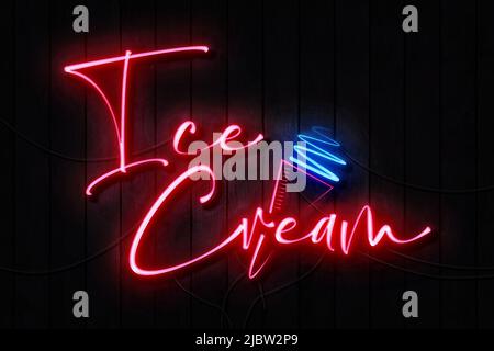 Eis Neon Zeichen auf einer dunklen Wand Stockfoto