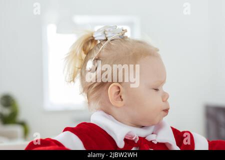 Kind mit Cochlea-Implantat-Hörgerät - Gehörlosigkeit Behandlung und medizinische innovative Technologien Stockfoto