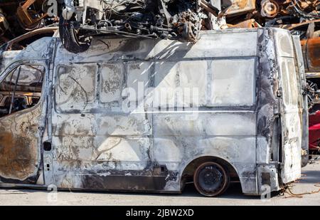 Automatisch in Irpen. Kiew, Ukraine. Russland Ukraine Krieg. Friedhof der Autos in Irpin, die Folgen der Invasion der russischen Armee in der Ukraine. D Stockfoto