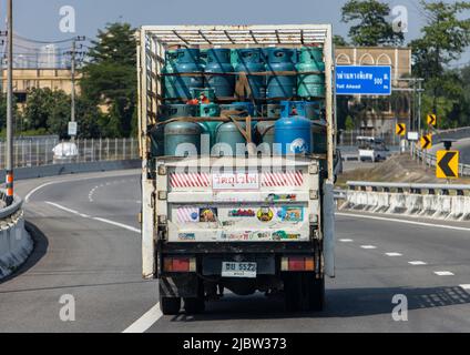 SAMUT PRAKAN, THAILAND, MÄRZ 19 2022, Ein LKW mit einer Ladung von Gascontainern fährt die Straße entlang Stockfoto