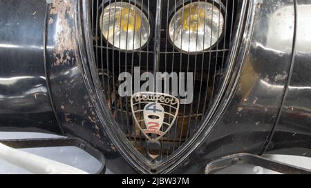 Bordeaux , Aquitaine Frankreich - 05 17 2022 : Peugeot 402 legere vintage retro Auto französisch beliebtes Fahrzeug Stockfoto