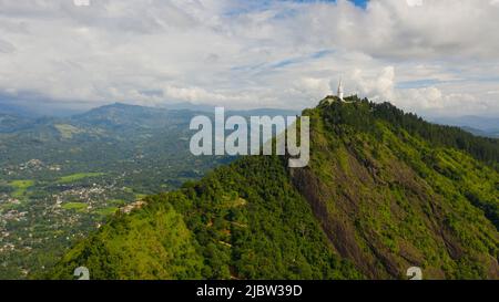 Ambuluwawa Tower ist ein Tempel der vier Religionen in Sri Lanka. Der Turm erhebt sich über dem Dschungel auf einem hohen Berg. Stockfoto