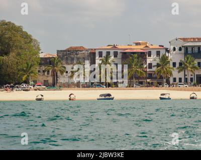 Sansibar, Tansania - Jan, 2021: Bunte Häuser am Ufer der Stone Town Altstadt in Sansibar vom Boot aus gesehen. Afrika Stockfoto