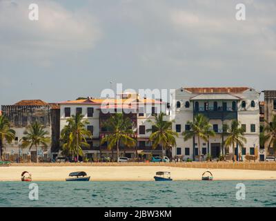 Sansibar, Tansania - Jan, 2021: Bunte Häuser am Ufer der Stone Town Altstadt in Sansibar vom Boot aus gesehen. Afrika Stockfoto