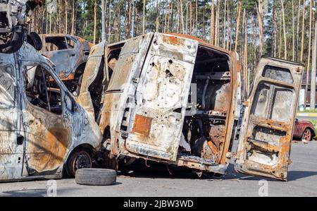 Verbrannte Karosserie voller Kugeln. Russlands Krieg gegen die Ukraine. Während der Evakuierung von Zivilisten durch das russische Militärauto geschossen. Spuren von Stier Stockfoto