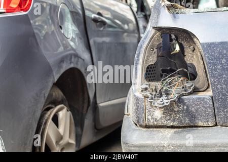 Viele kaputte Autos nach einem Verkehrsunfall auf dem Parkplatz einer Sanierungsstelle auf der Straße. Werkstatt für Karosserieschäden im Freien. Verkauf o Stockfoto