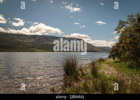 Ein sonniges HDR-Sommerbild von Loch Arkaig in Lochaber, Schottland. 28 Mai 2022 Stockfoto