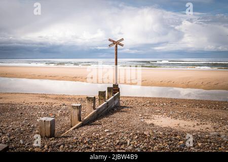 Ein sonniges HDR-Sommerbild der Meeresverteidigung, Groynes, am Findhorn Beach, Moray, Schottland. 30 Mai 2022 Stockfoto