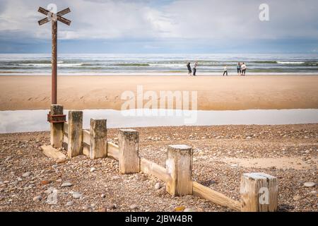 Ein sonniges HDR-Sommerbild der Meeresverteidigung, Groynes, am Findhorn Beach, Moray, Schottland. 30 Mai 2022 Stockfoto