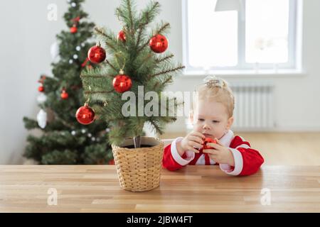 Kind mit Cochlea-Implantat Hörgerät im weihnachtswohnzimmer Kopieraum - Taubheitsbehandlung und medizinische innovative Technologien Stockfoto